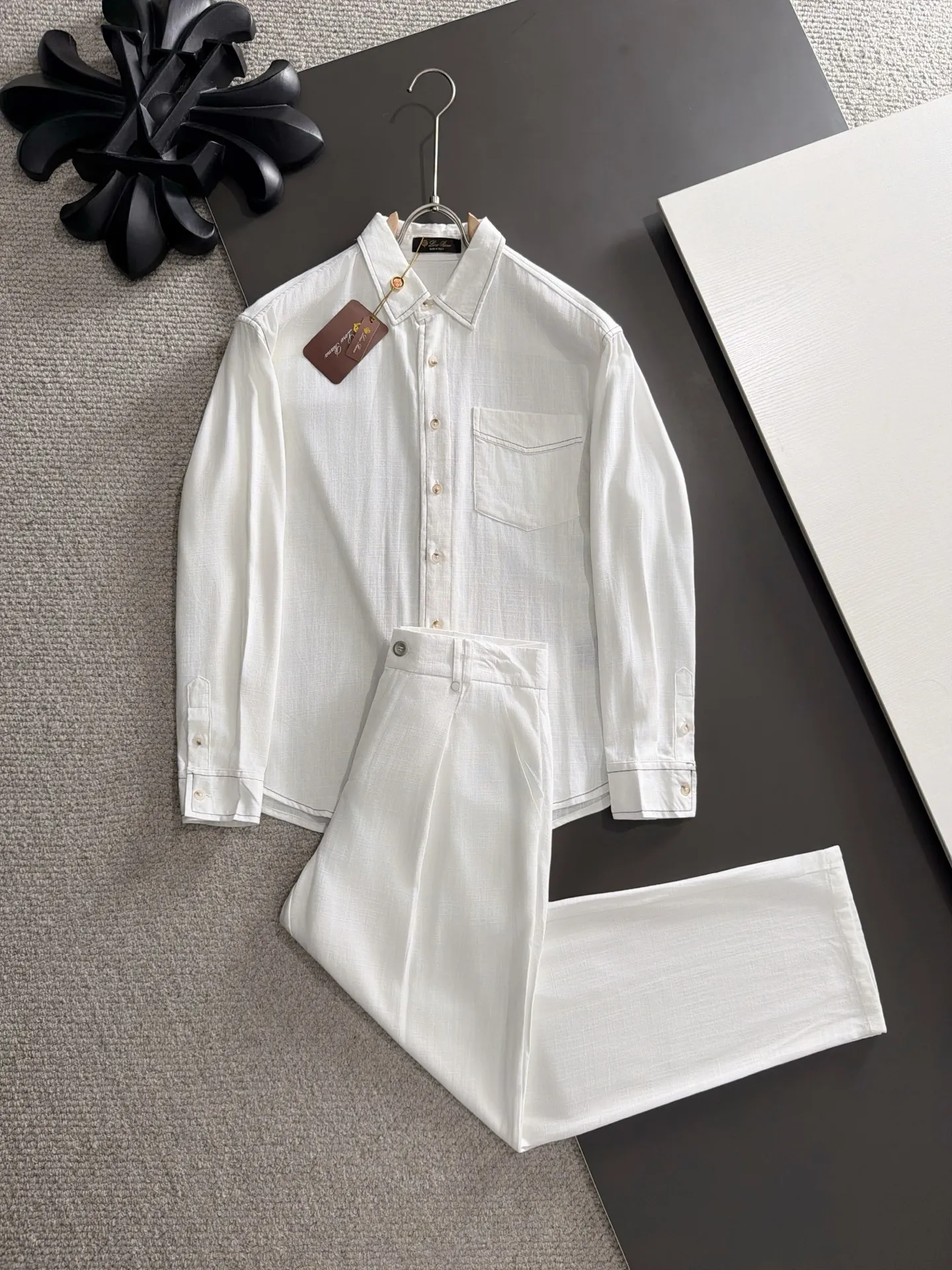 Next day shipment LP high quality Loro Piana 26ss autumn and winter New Arrival linen shirt set Made of one-on-one combed cotton yarn knitted linen fabrics, no pressure in and out of the counter Exclusive control of raw materials It feels substantial when weighed, and the upper body is more textured than ordinary T-shirts. This texture can cope with the weather easily and is suitable for both hot and cold! Loose fit design, looks noble. The only correct version is available Size: M to XXXL